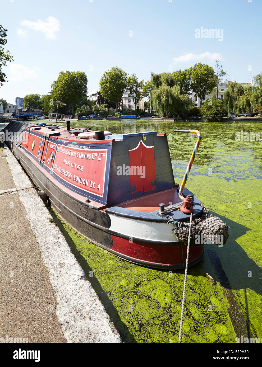 Un grand classique amarré au bord du canal Banque D'Images