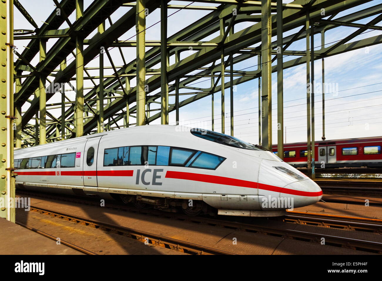 Le train ICE Intercity-Express, plus rapide sur le réseau, sur le pont  ferroviaire de Hohenzollern, Cologne, Rhénanie du Nord-Westphalie, Allemagne  Photo Stock - Alamy