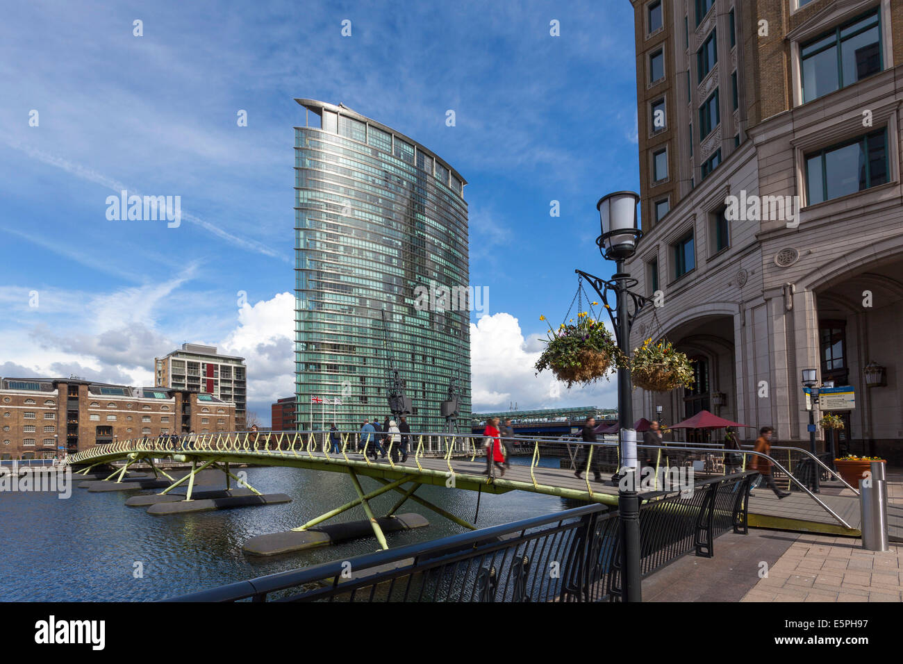 Un pont traversant le quai Nord avec le London Marriott Hotel derrière, Canary Wharf, les Docklands, London, England, United Kingdom Banque D'Images