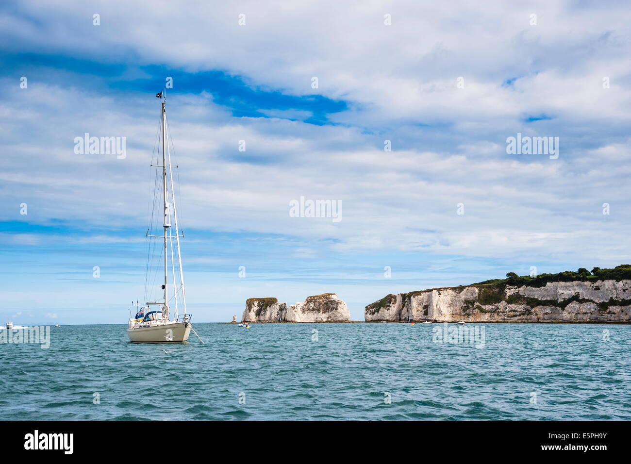 Bateau à voile à Old Harry Rocks, entre et Swanage, Dorset Purbeck, Côte Jurassique, site de l'UNESCO, England, UK Banque D'Images