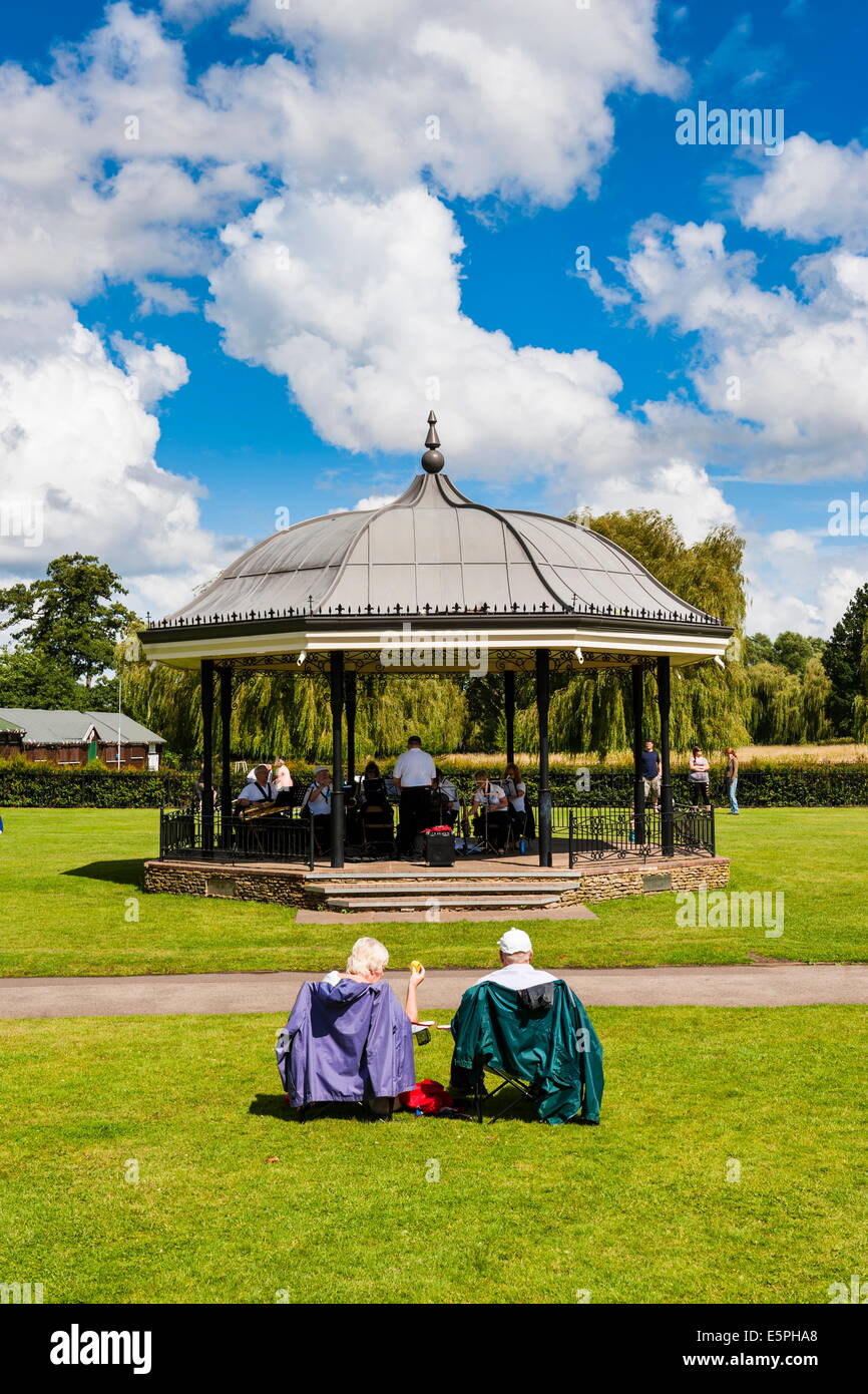 Les gens qui regardent un spectacle au kiosque, Godalming, Surrey, Angleterre, Royaume-Uni, Europe Banque D'Images