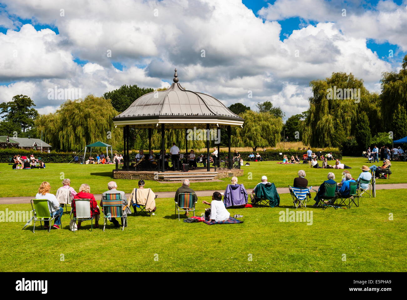 Les gens qui regardent un spectacle au kiosque, Godalming, Surrey, Angleterre, Royaume-Uni, Europe Banque D'Images