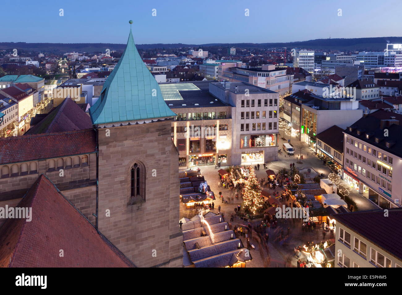 Vue depuis l'église Kilianskirche de Noël dans Kiliansplatz Square, Heilbronn, Baden Wurtemberg, Allemagne, Europe Banque D'Images