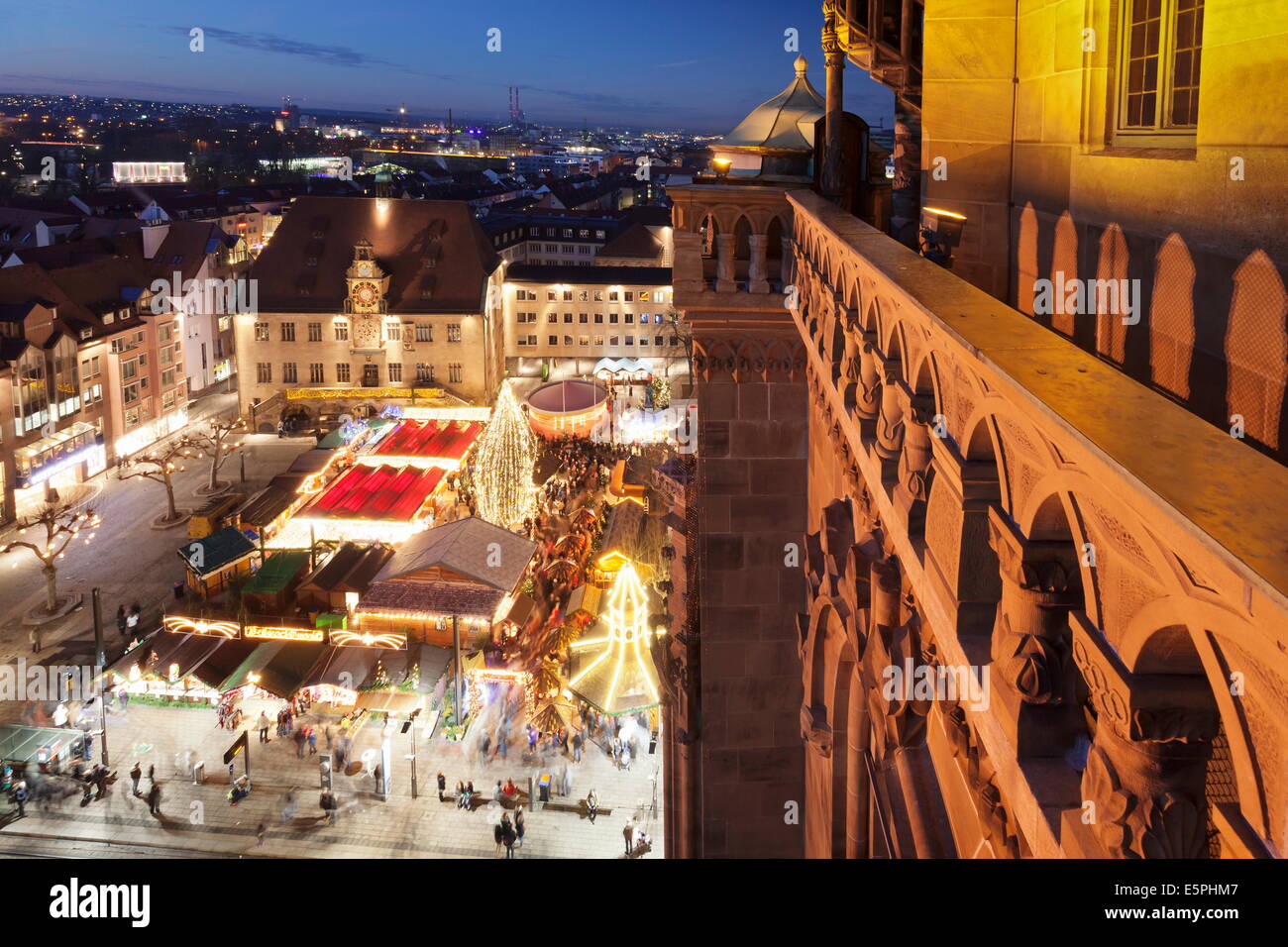 Vue depuis l'église Kilianskirche de Noël sur le marché, Heilbronn, Baden Wurtemberg, Allemagne Banque D'Images