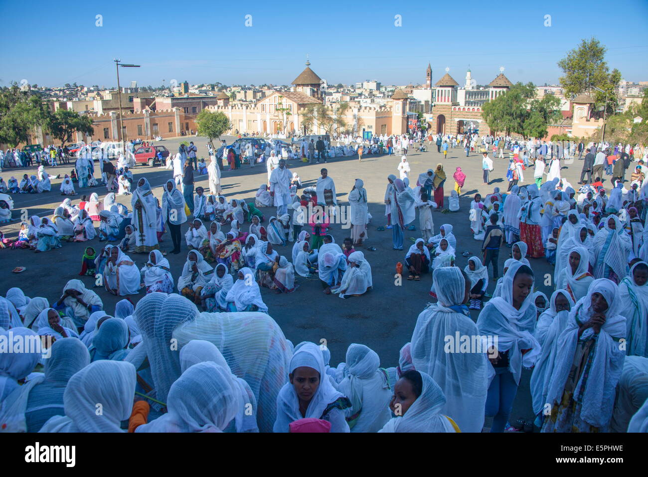 Femmes orthodoxes priant à la cérémonie, la cathédrale copte de t. Mariam, Asmara, capitale de l'Érythrée, l'Afrique Banque D'Images