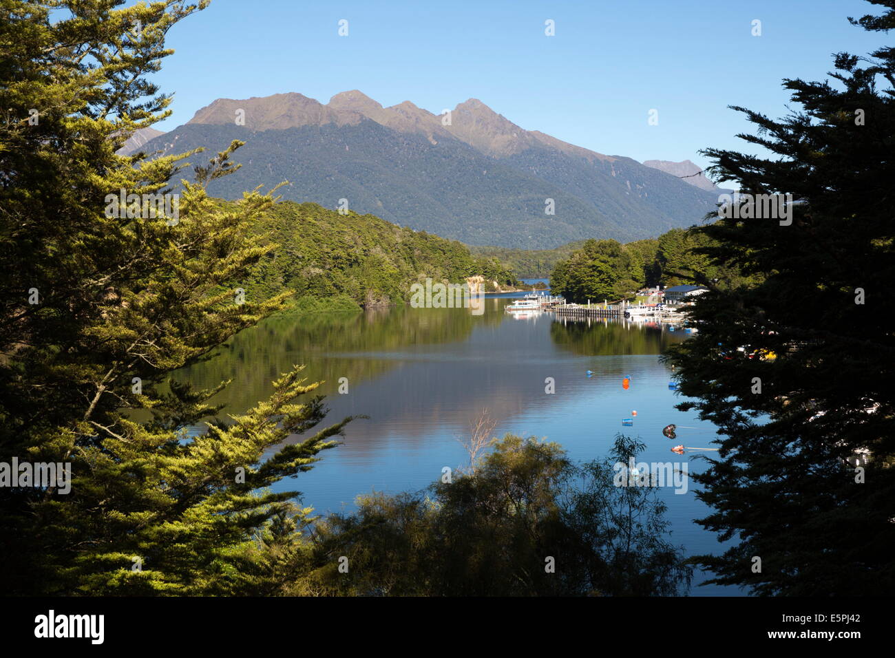 Accueil Creek sur le lac Manapouri, Manapouri, Southland, île du Sud, Nouvelle-Zélande, Pacifique Banque D'Images