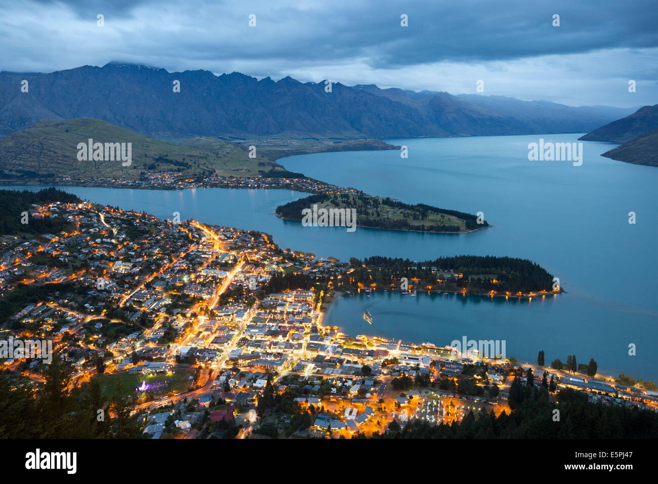 Vue sur Queenstown avec Lac Wakatipu et les Remarkables, Queenstown, Otago, île du Sud, Nouvelle-Zélande, Pacifique Banque D'Images