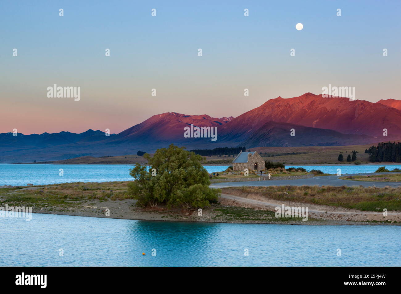 Église du Bon Pasteur au coucher du soleil, le Lac Tekapo, région de Canterbury, île du Sud, Nouvelle-Zélande, Pacifique Banque D'Images