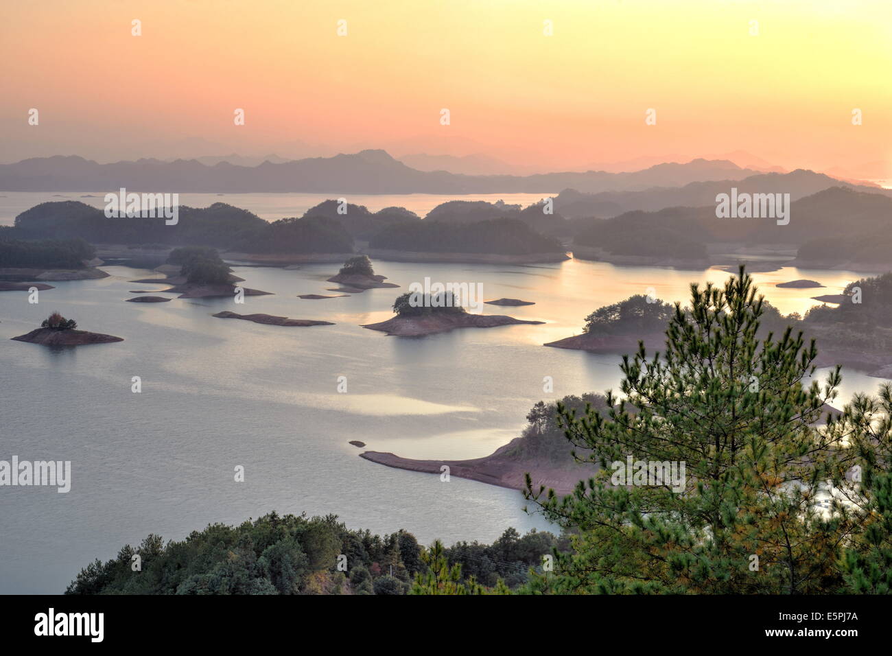 Au coucher du soleil des îles à Qiandaohu, Lac des Mille-Îles, Lijiang, Yunnan, Chine, Asie Banque D'Images