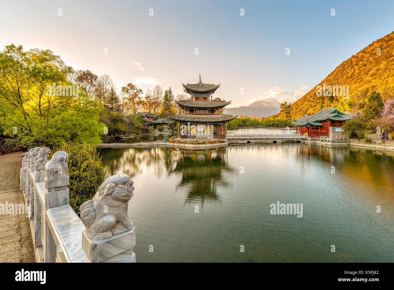 Lune embrassant Pagoda (Deyue Pavilion) vu de Suocui Bridge dans Jade Spring Park, Lijiang, Yunnan Province, China, Asia Banque D'Images