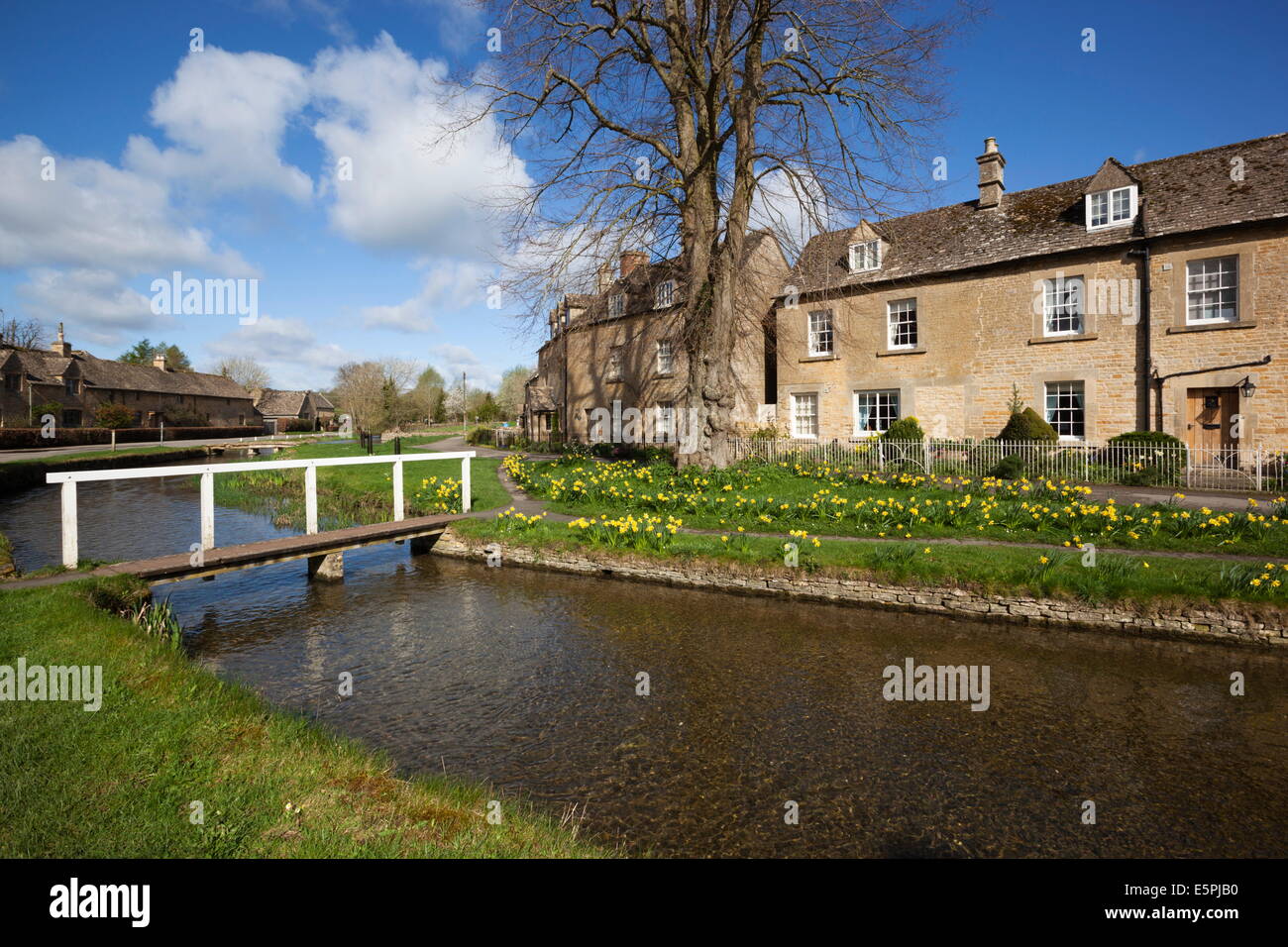 Cotswold cottages by the River Eye, Lower Slaughter, Cotswolds, Gloucestershire, Angleterre, Royaume-Uni, Europe Banque D'Images