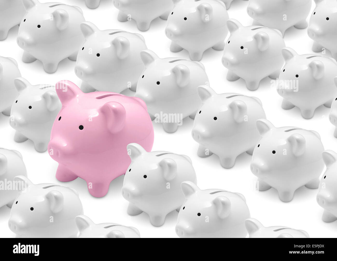 Groupe de white Piggy Banks et big pink piggy bank Banque D'Images