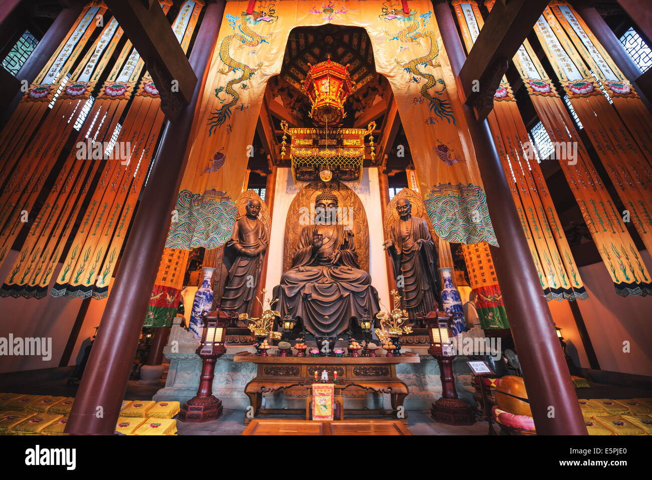 Architecture d'intérieur et Ru Lai statue de Bouddha au monastère de Lingyin Hangzhou, Zhejiang, China, Asia Banque D'Images