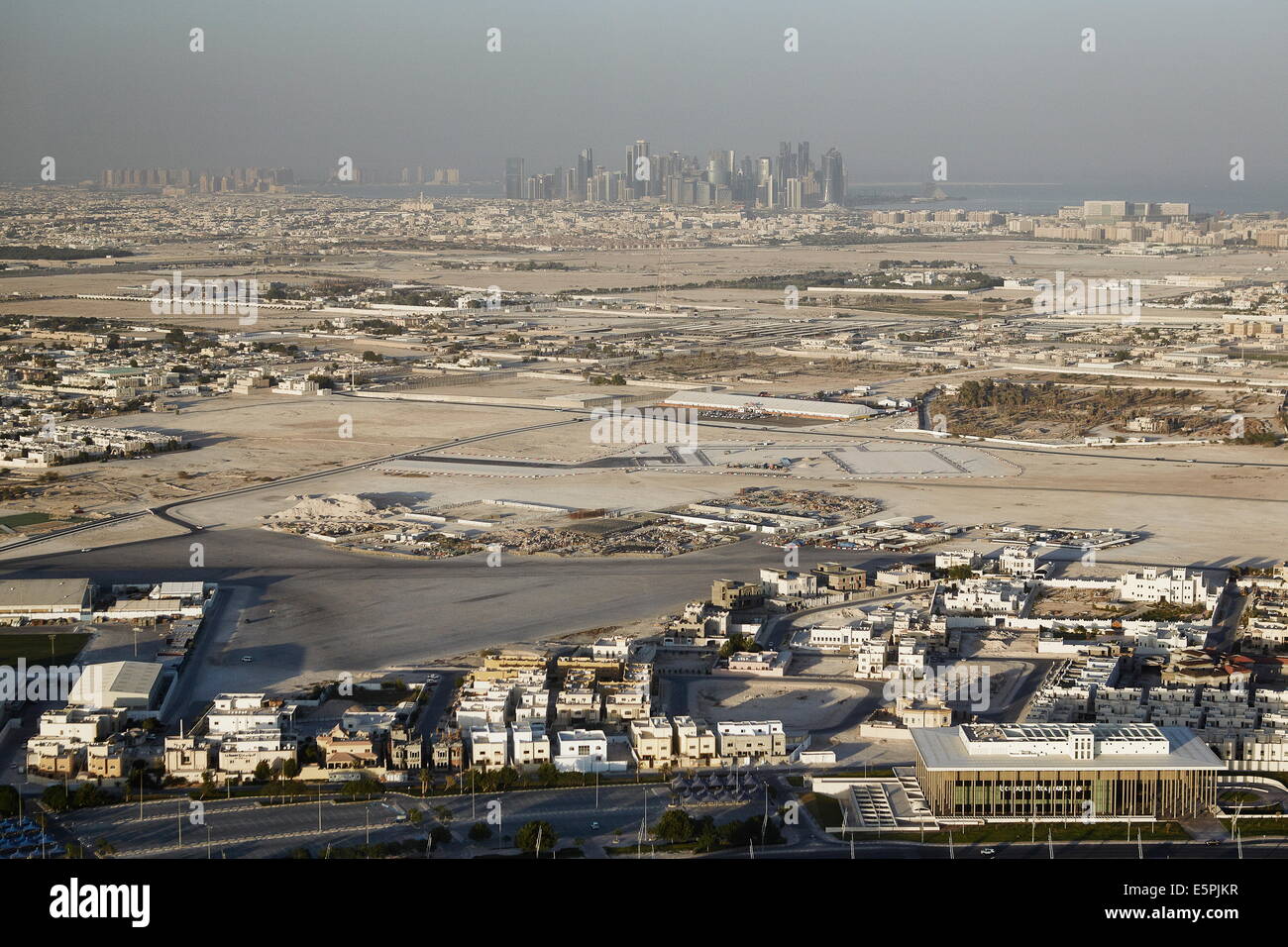 Vue aérienne de l'Aspire Tower plate-forme d'observation du centre-ville de Doha avec ses gratte-ciel dans la distance, Doha, Qatar Banque D'Images