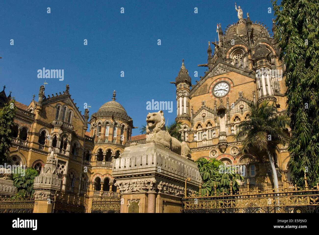 La façade victorienne de Victoria Terminus (VT) (Gare Chhatrapati Shivaji), site de l'UNESCO, Mumbai, Inde, Asie ) Banque D'Images