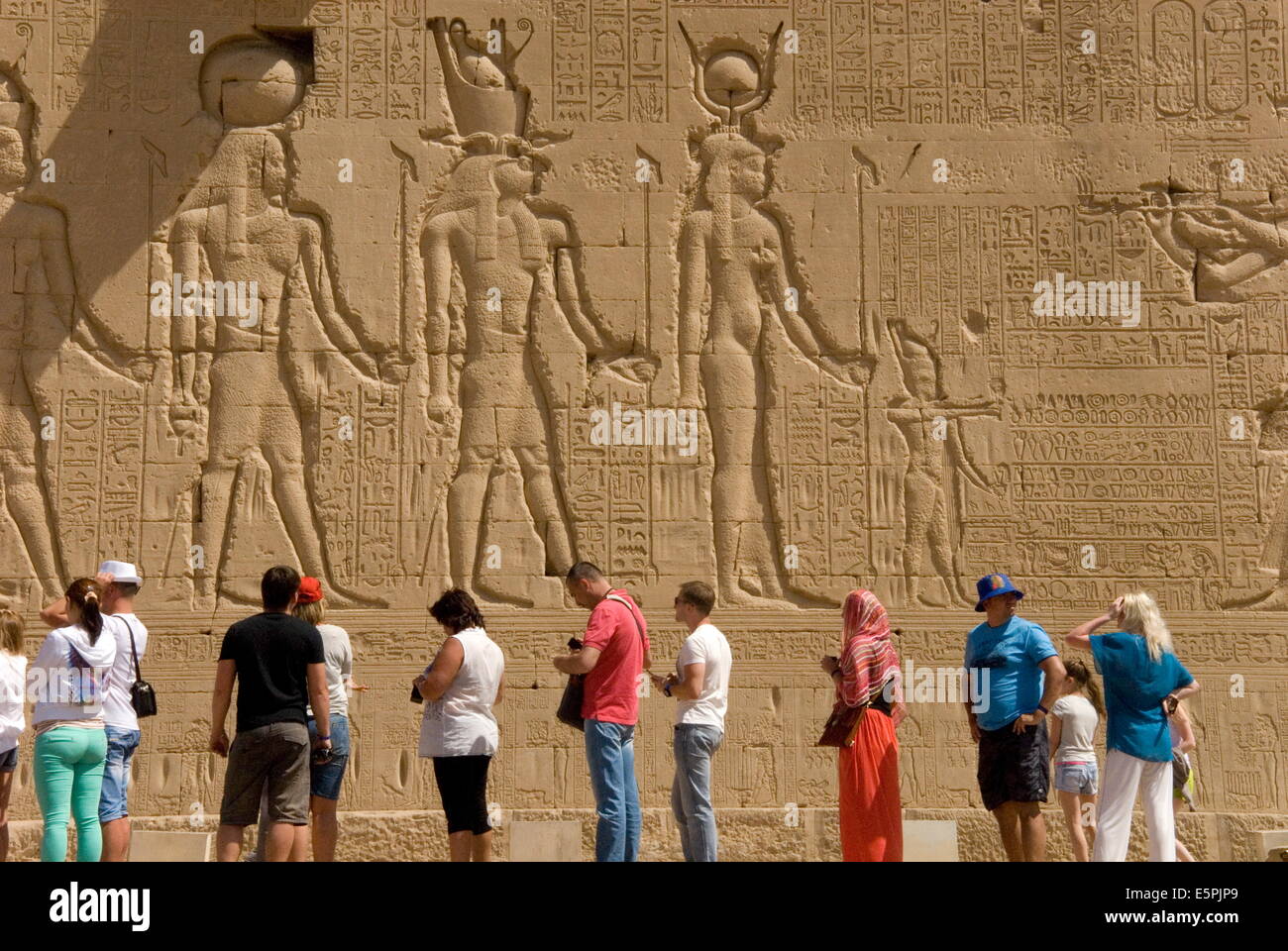 Sculptures sur le mur extérieur du Temple d'Hathor, Dendérah nécropole, Qena, vallée du Nil, l'Egypte, l'Afrique du Nord, Afrique Banque D'Images