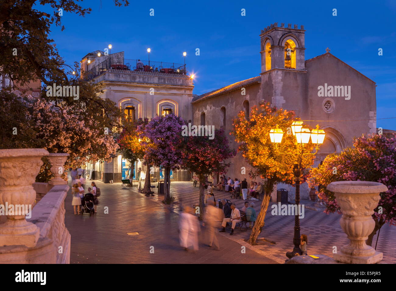 Place principale au crépuscule, Taormina, Sicile, Italie, Europe Banque D'Images