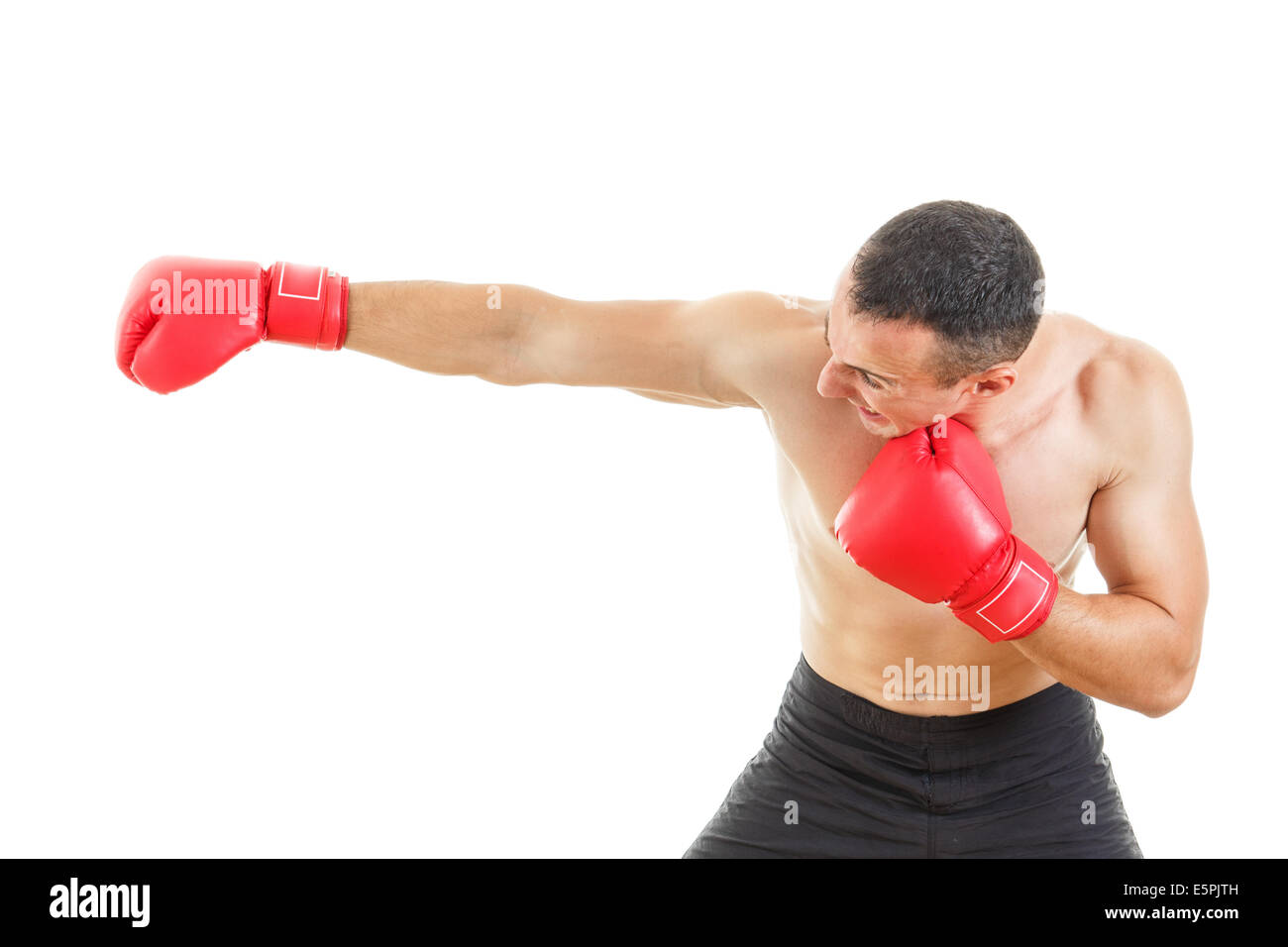 Vue de côté de la male boxer hitting tout droit sur un fond blanc. Banque D'Images