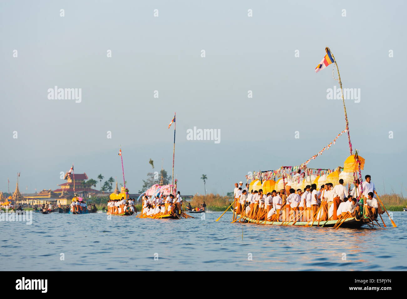 Bateau de cérémonie, le Festival de la Pagode Phaung Daw Oo, le lac Inle, l'État de Shan, Myanmar (Birmanie), l'Asie Banque D'Images