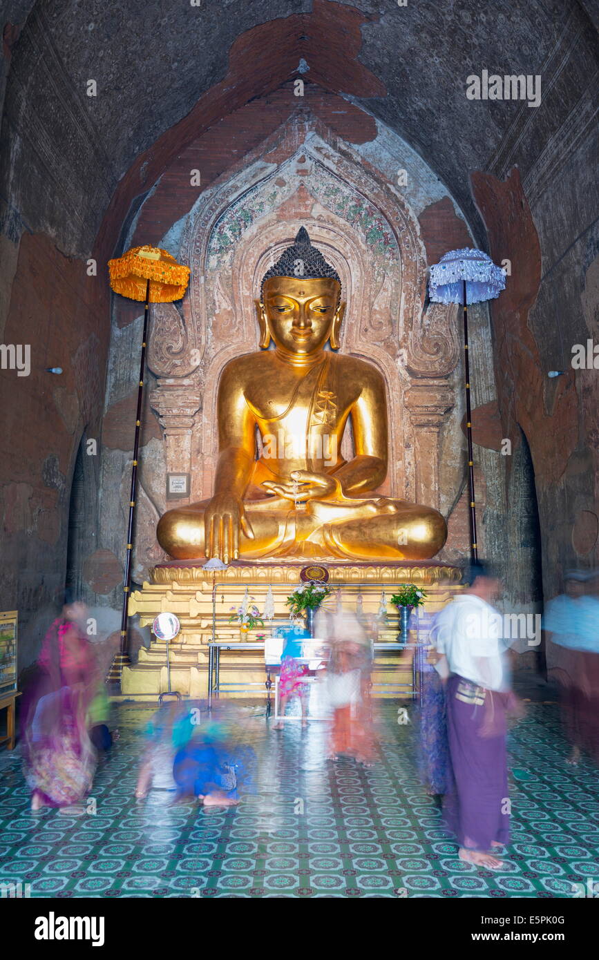 Les gens priant, Pahto Htilominlo temple, Bagan (Pagan), le Myanmar (Birmanie), l'Asie Banque D'Images