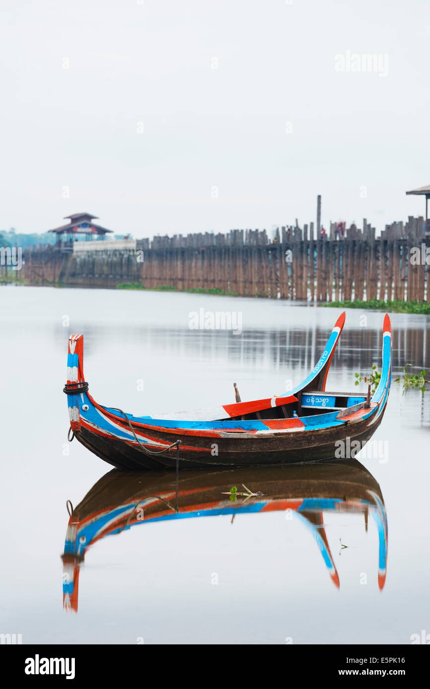 Bateau coloré et pont U Bein sur le lac Taungthaman, Amarapura, Mandalay, Myanmar (Birmanie), l'Asie Banque D'Images