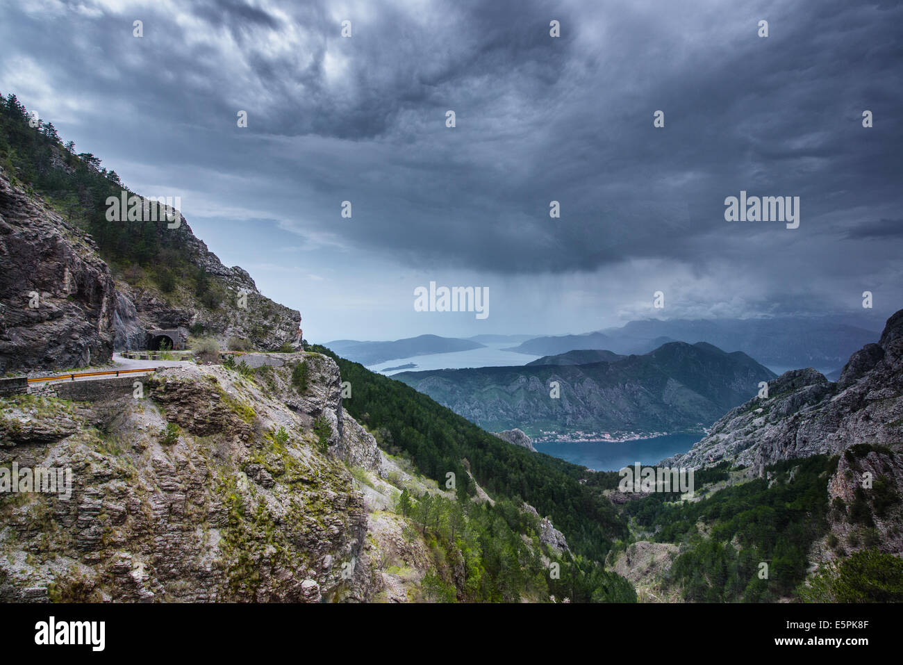 Route dans les montagnes au-dessus des Bouches de Kotor au Monténégro. Banque D'Images