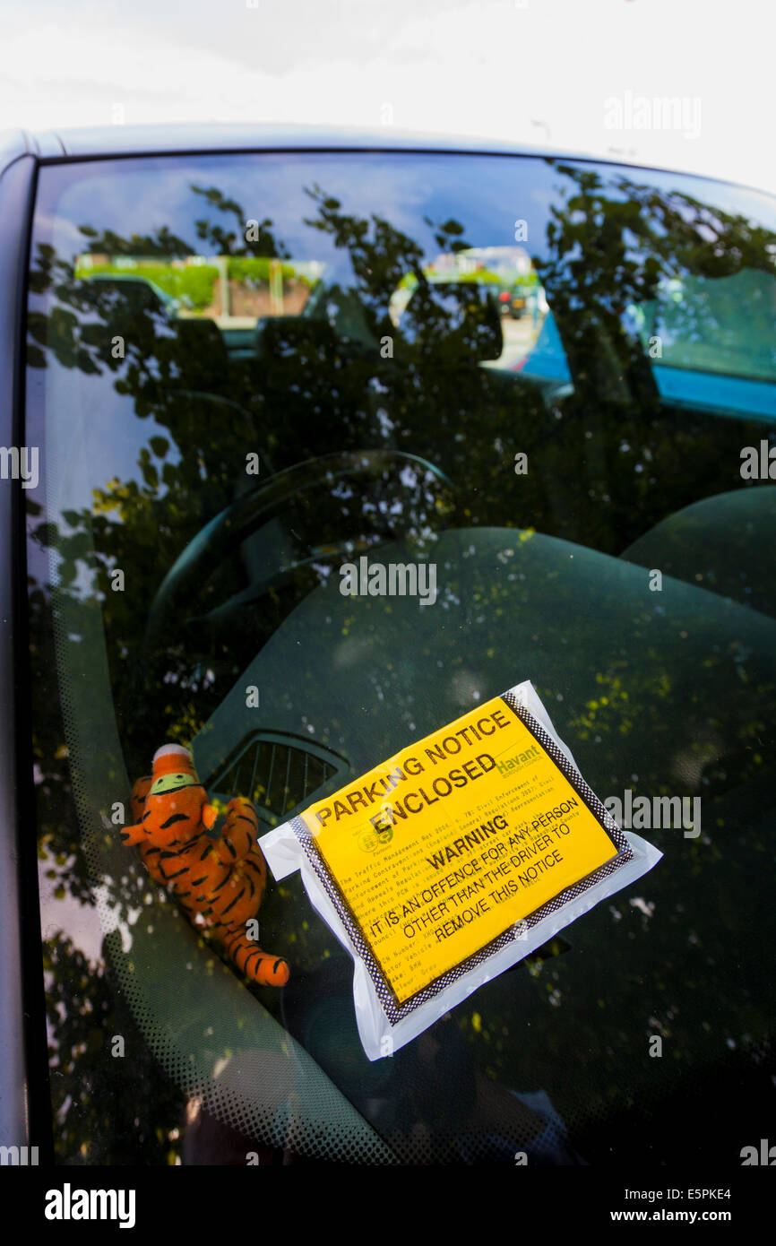 Ticket de parking sur pare-brise de voiture. Banque D'Images