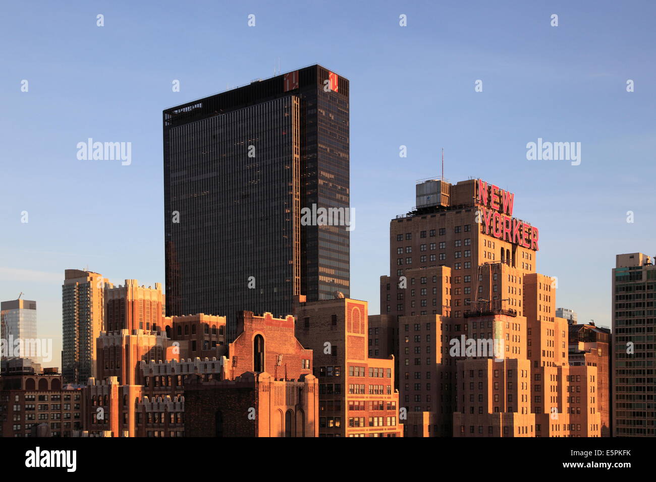 Madison Square Garden sur le côté gauche, New Yorker Hotel, Midtown skyline, West Side, Manhattan, New York City, États-Unis d'Amérique Banque D'Images