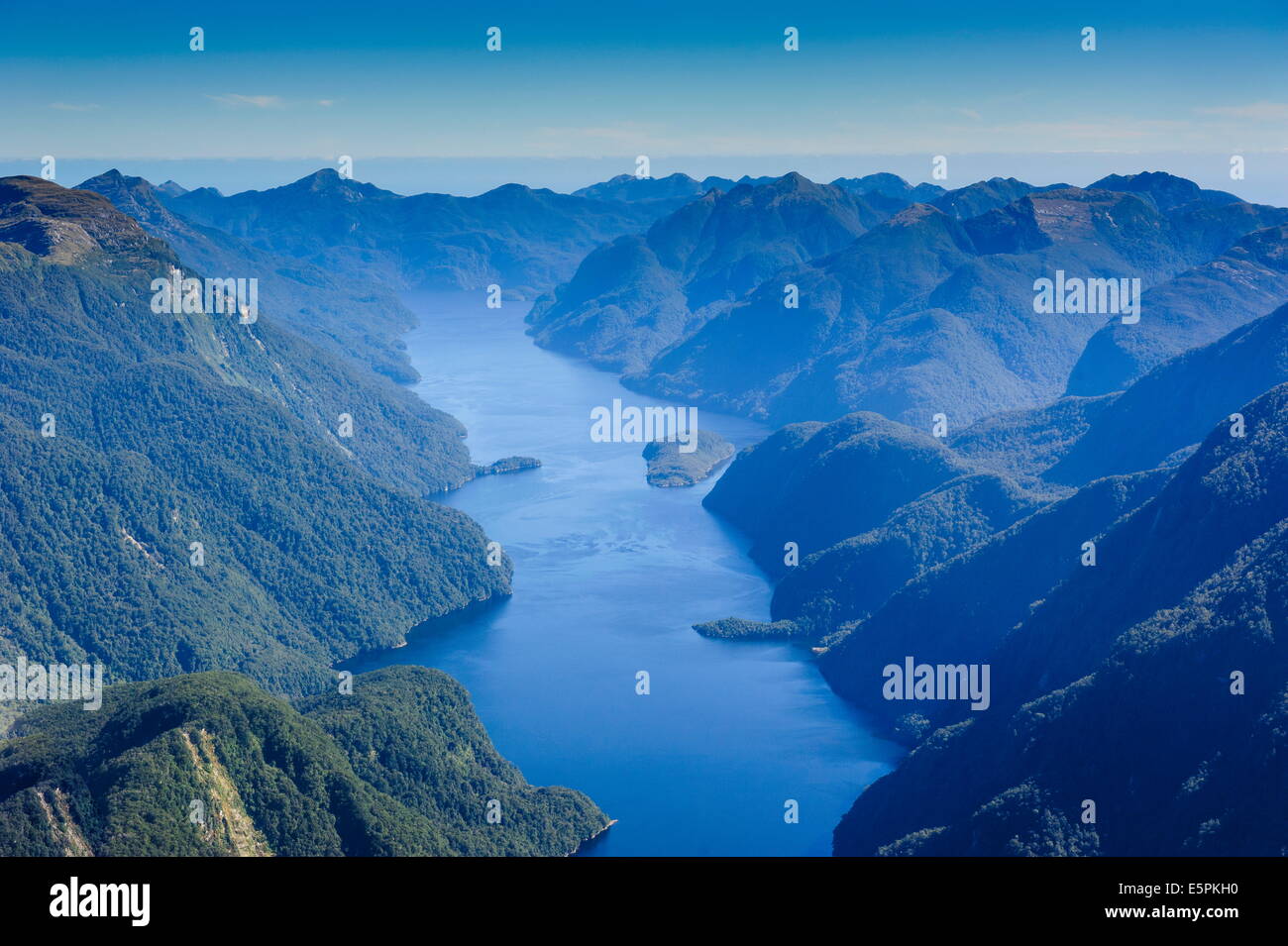 D'un fjord immense antenne dans Parc National de Fiordland, Site du patrimoine mondial de l'UNESCO, l'île du Sud, Nouvelle-Zélande, Pacifique Banque D'Images