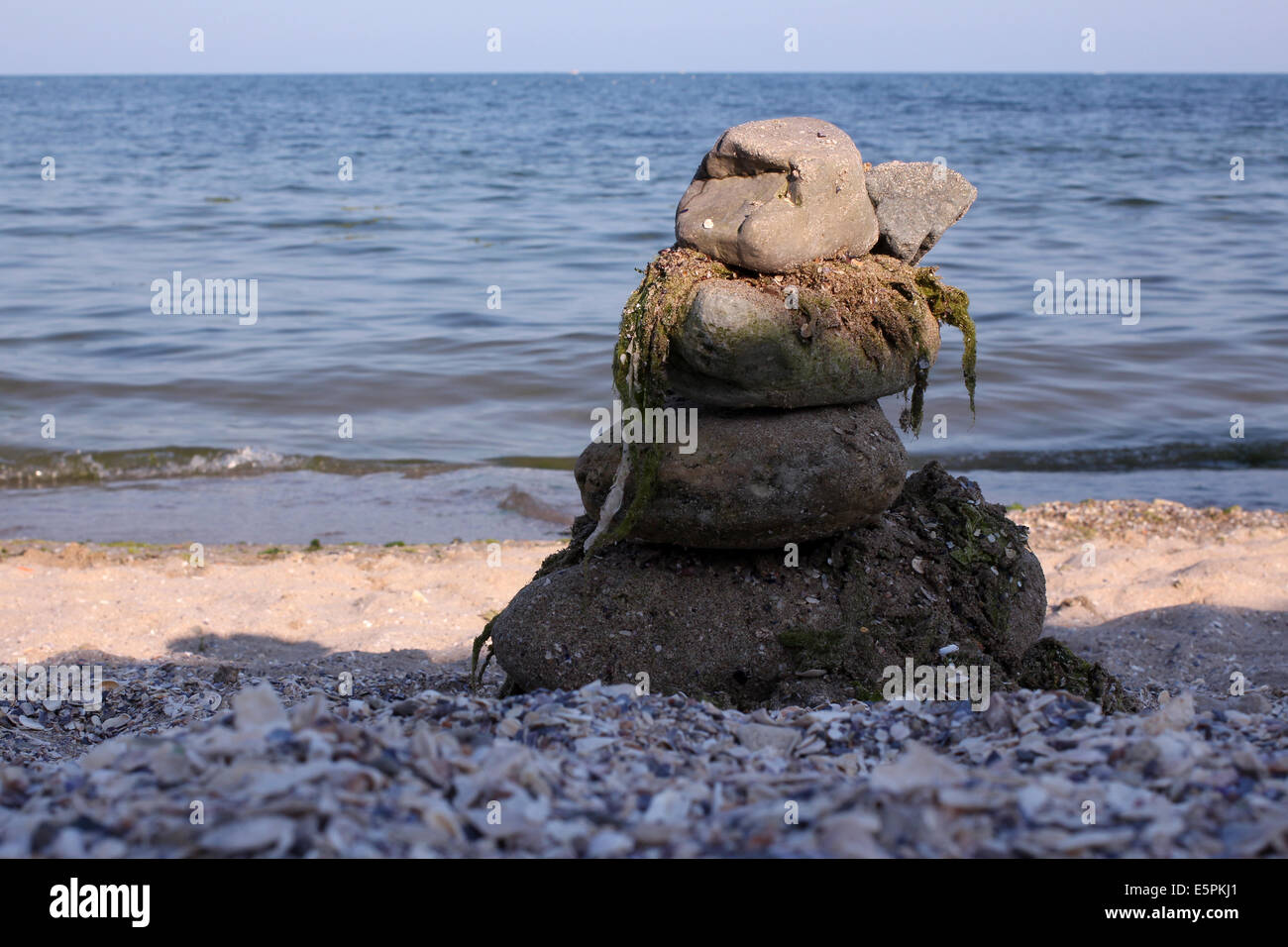 Tas de pierres sur la plage Banque D'Images