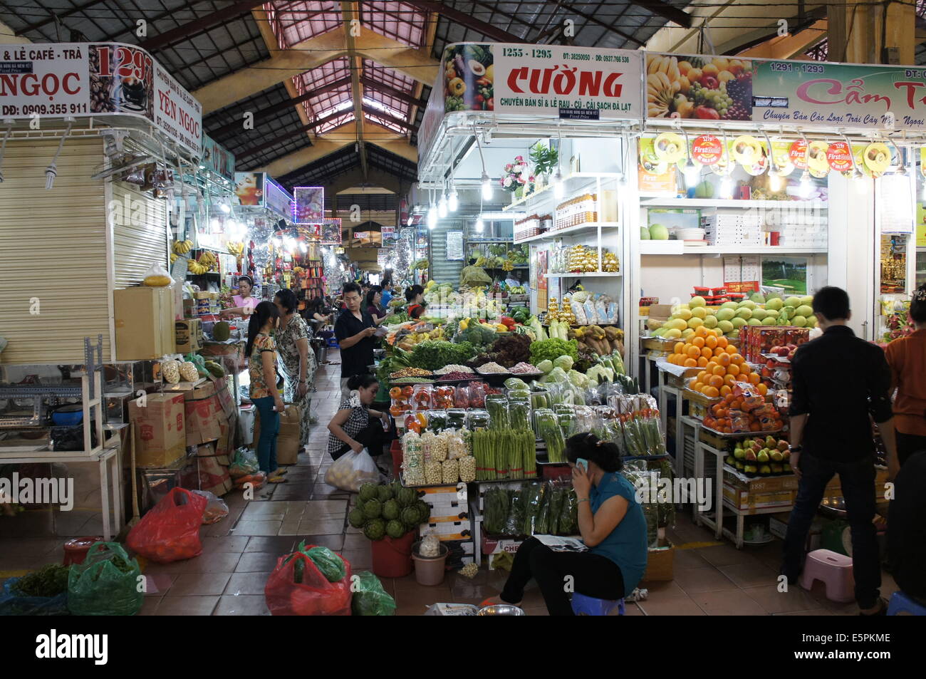 Fruits et légumes au marché de Ben Thanh, Ho Chi Minh, Vietnam Banque D'Images