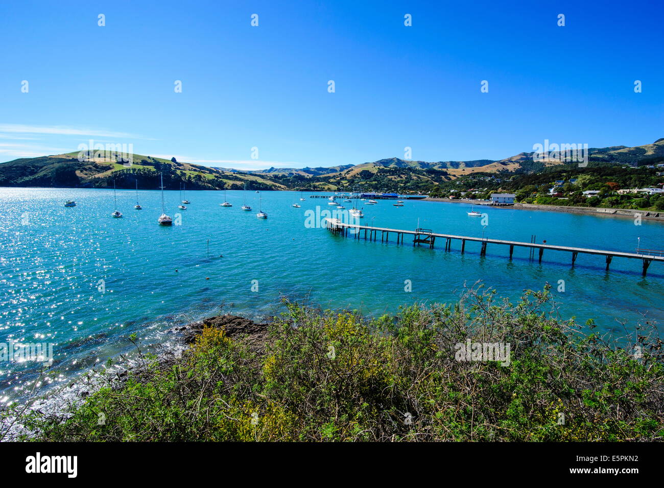 Peu de bateaux dans l'Akaroa Harbour, la péninsule de Banks, Canterbury, île du Sud, Nouvelle-Zélande, Pacifique Banque D'Images