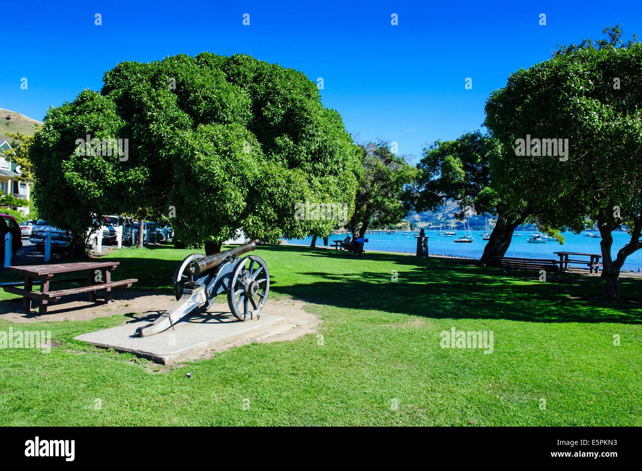 Old cannon dans un parc à Akaroa, la péninsule de Banks, Canterbury, île du Sud, Nouvelle-Zélande, Pacifique Banque D'Images