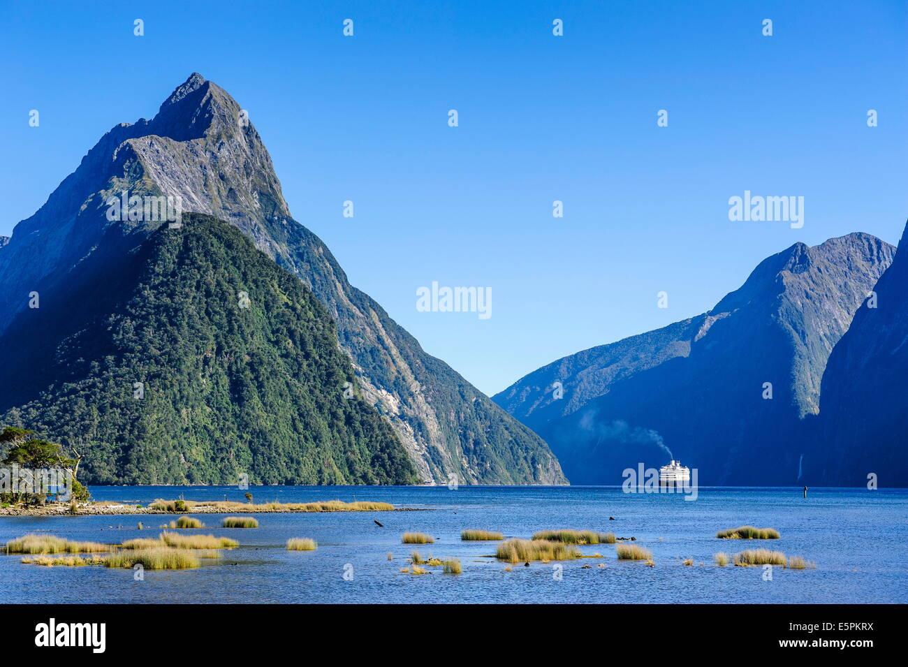 Bateau de croisière passant par Milford Sound, Fiordland National Park, site de l'UNESCO, l'île du Sud, Nouvelle-Zélande Banque D'Images