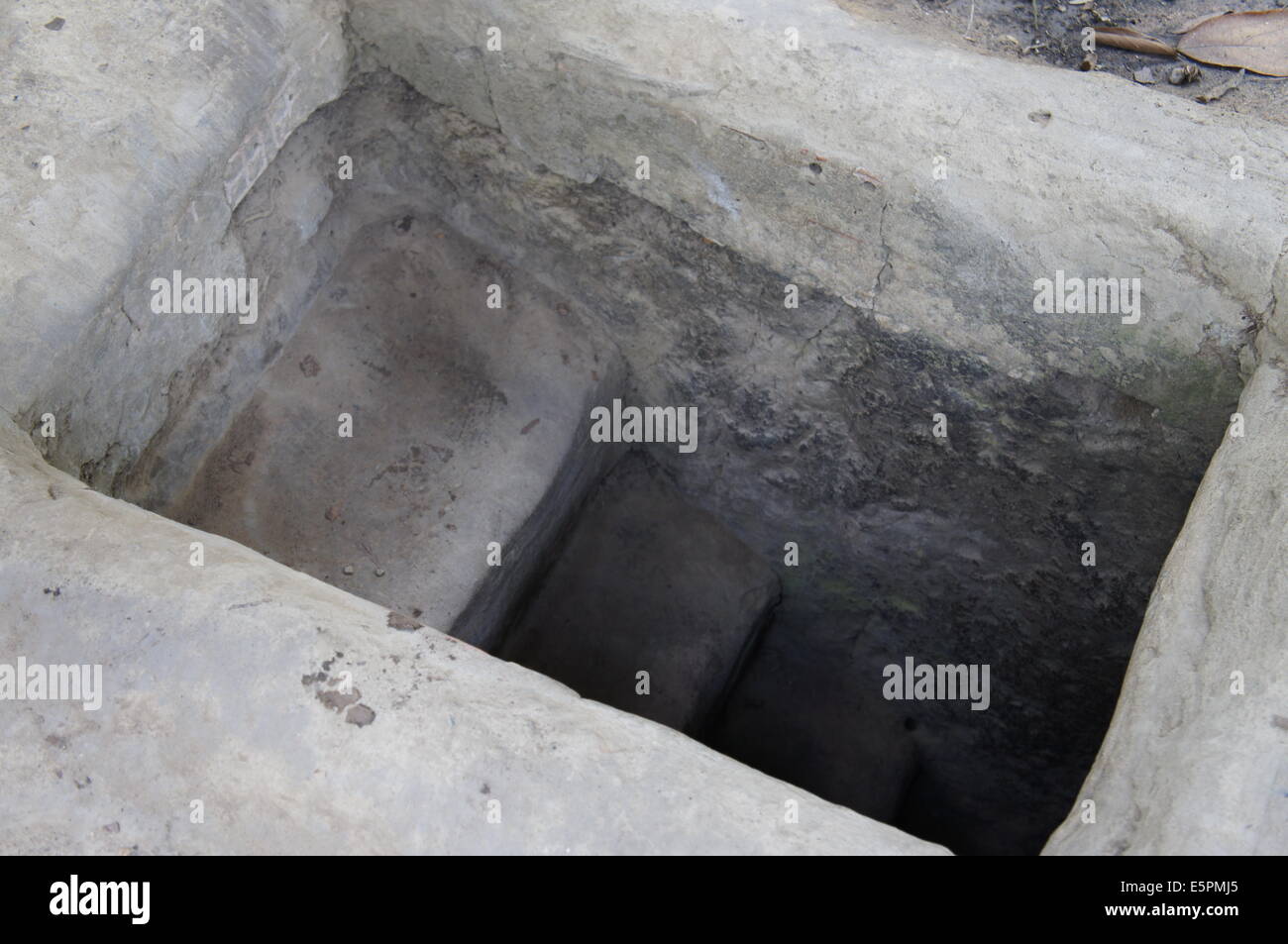 Entrée escalier en tunnels de Cu Chi, Vietnam Banque D'Images