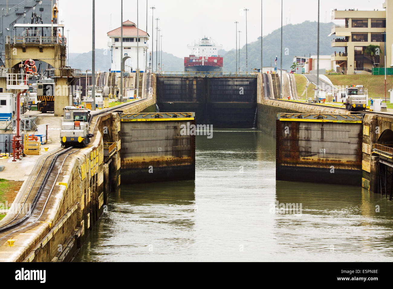 La fermeture d'écluses à Miraflores avec bateau et de mules, Canal de Panama Banque D'Images