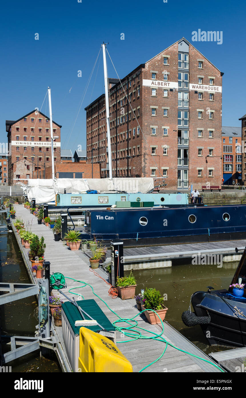 Des bateaux amarrés à Gloucester Docks avec Albert et entrepôts Vinings en arrière-plan Banque D'Images