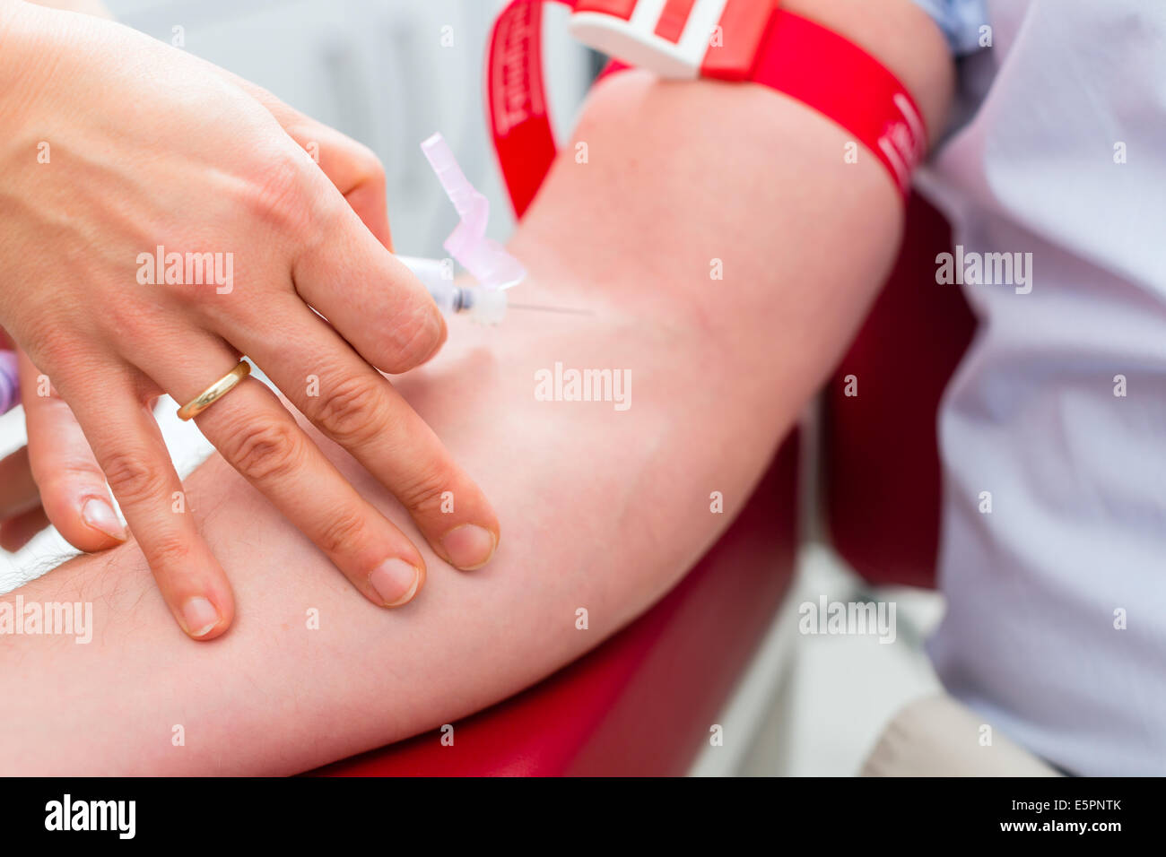 Femme médecin ou infirmière prendre échantillon de sang d'un patient Banque D'Images