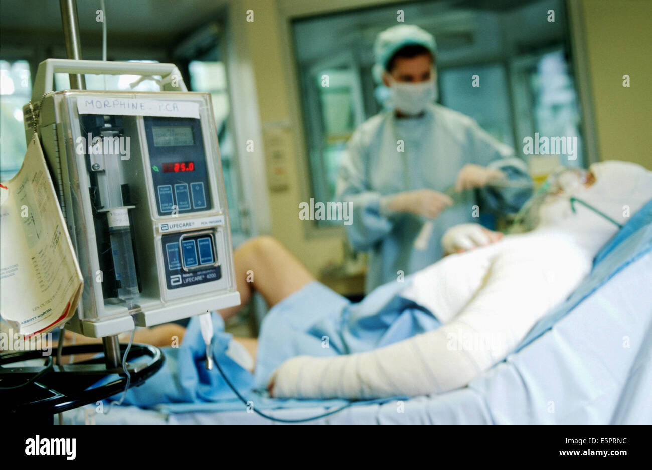 Un patient gravement brûlé gère le traitement de la douleur avec une auto-pompe contrôlée morphin, centre de brûlés, hôpital militaire Percy, Banque D'Images