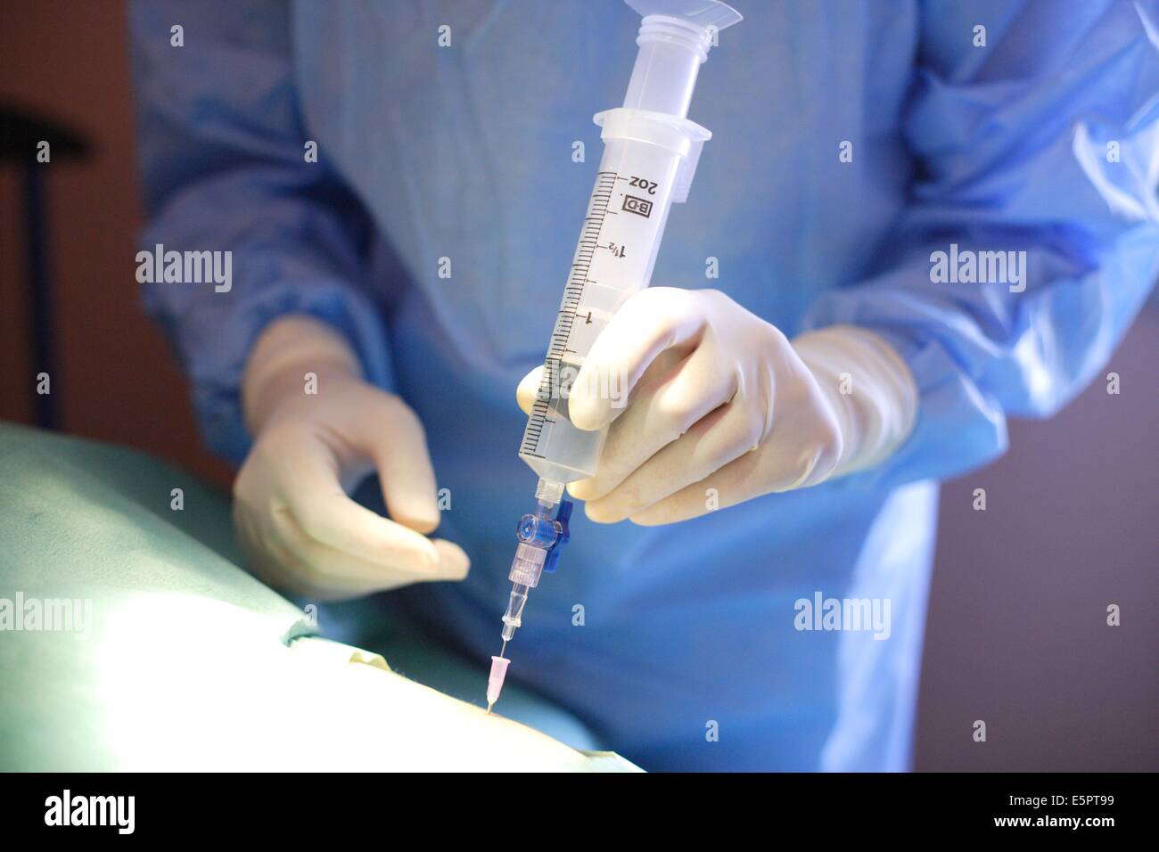Un médecin est de pourvoir une pompe à insuline implantée d'un patient. Banque D'Images