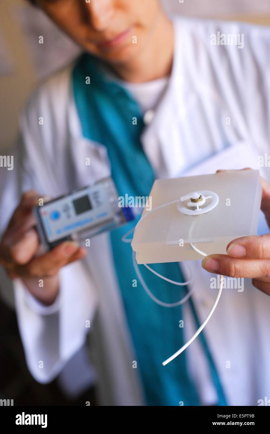 Médecin titulaire d'un cathéter péritonéal intra-externe connecté à une pompe à insuline, Département d'endocrinologie de la Pr Banque D'Images