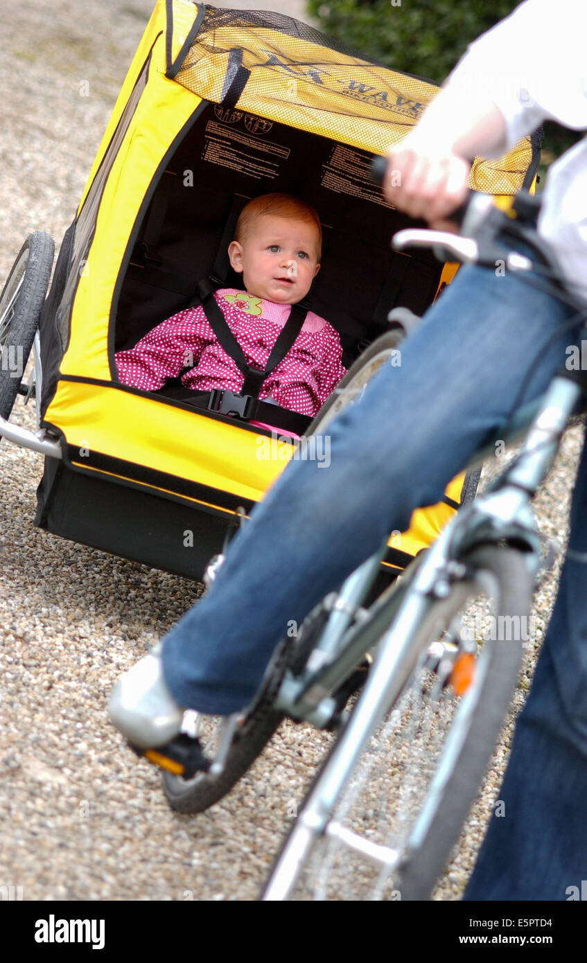 13-month-old baby girl in a baby voir vélo. Banque D'Images