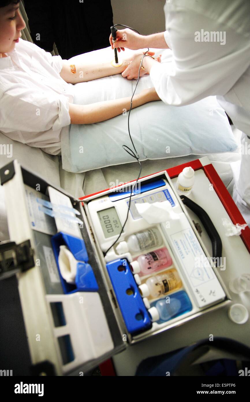 Urdergoing enfant un test de la sueur pour le dépistage de la mucoviscidose, l'asthme de l'hôpital Armand-Trousseau, centre, Paris, France. Banque D'Images