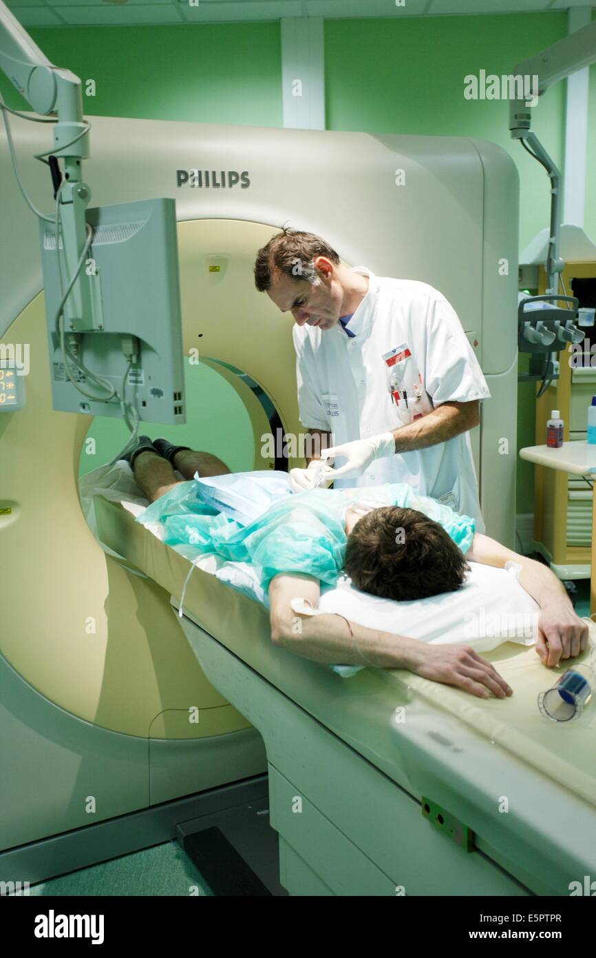Pr de Kerviler, radiologue, mis en place de procédure de biopsie des ganglions périphériques assistée par imagerie médicale de lymphome Banque D'Images