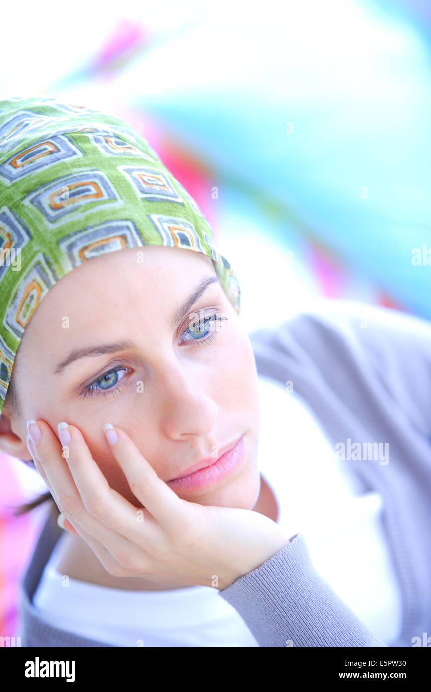 Femme subissant une chimiothérapie touchés par la perte de cheveux. Banque D'Images
