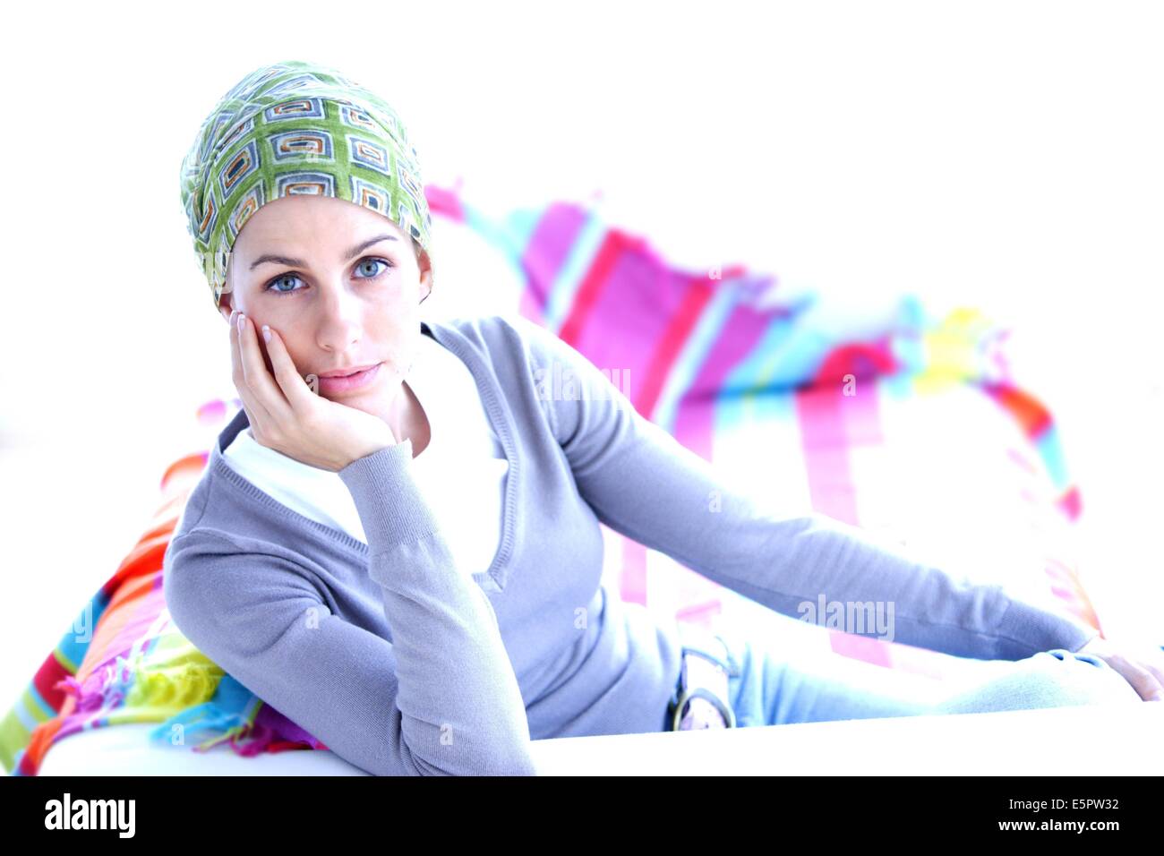 Femme subissant une chimiothérapie touchés par la perte de cheveux. Banque D'Images