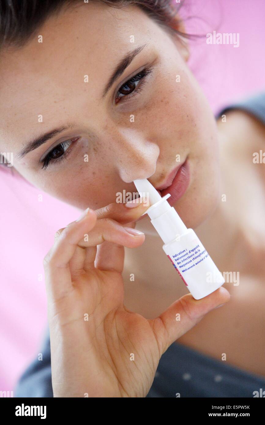 Femme à l'aide de spray nasal pour le contrôle de la rhinite. Banque D'Images