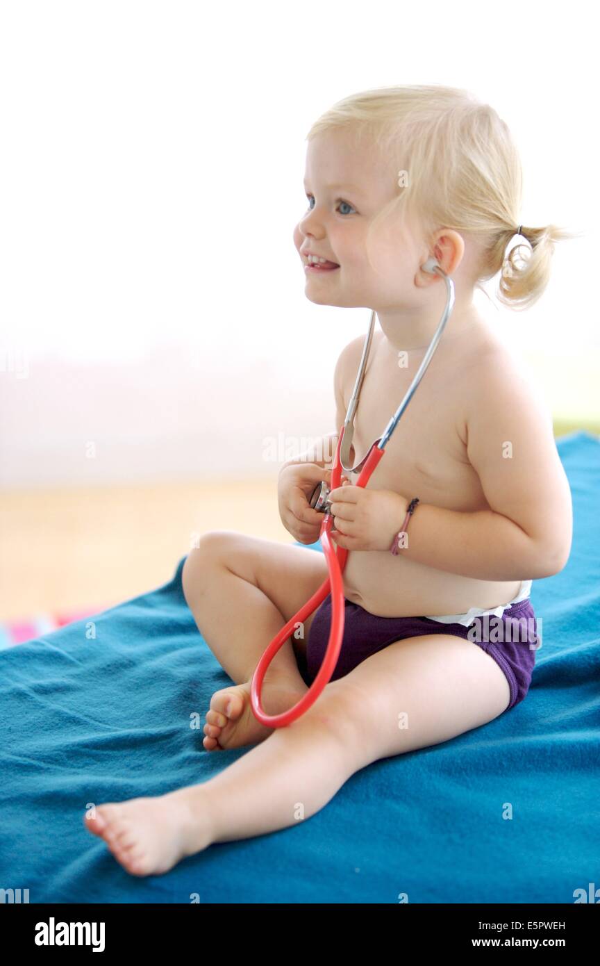 18 mois bébé fille jouant avec stéthoscope. Banque D'Images