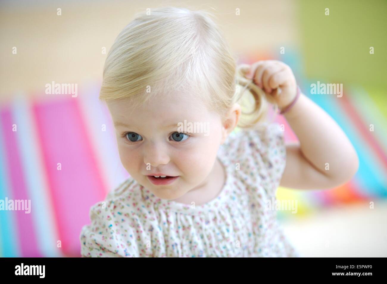 Bebe Fille De 18 Mois Montrant Ses Cheveux Photo Stock Alamy Bebe Fille De 18 Mois Montrant Ses Cheveux Photo Stock Alamy