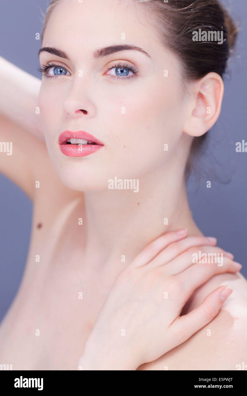 Femme souffrant de douleur au cou. Banque D'Images